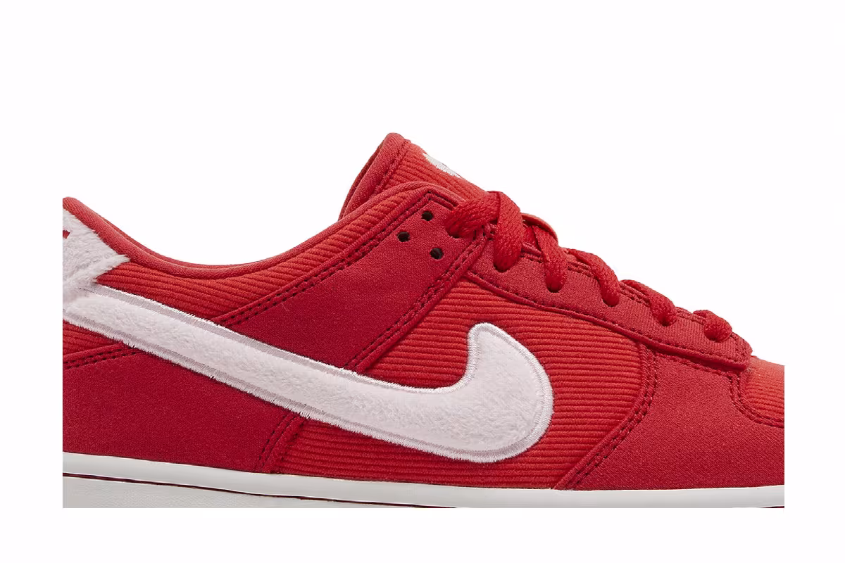 Nike Dunk Low GS Valentine's Day 2024, view 3