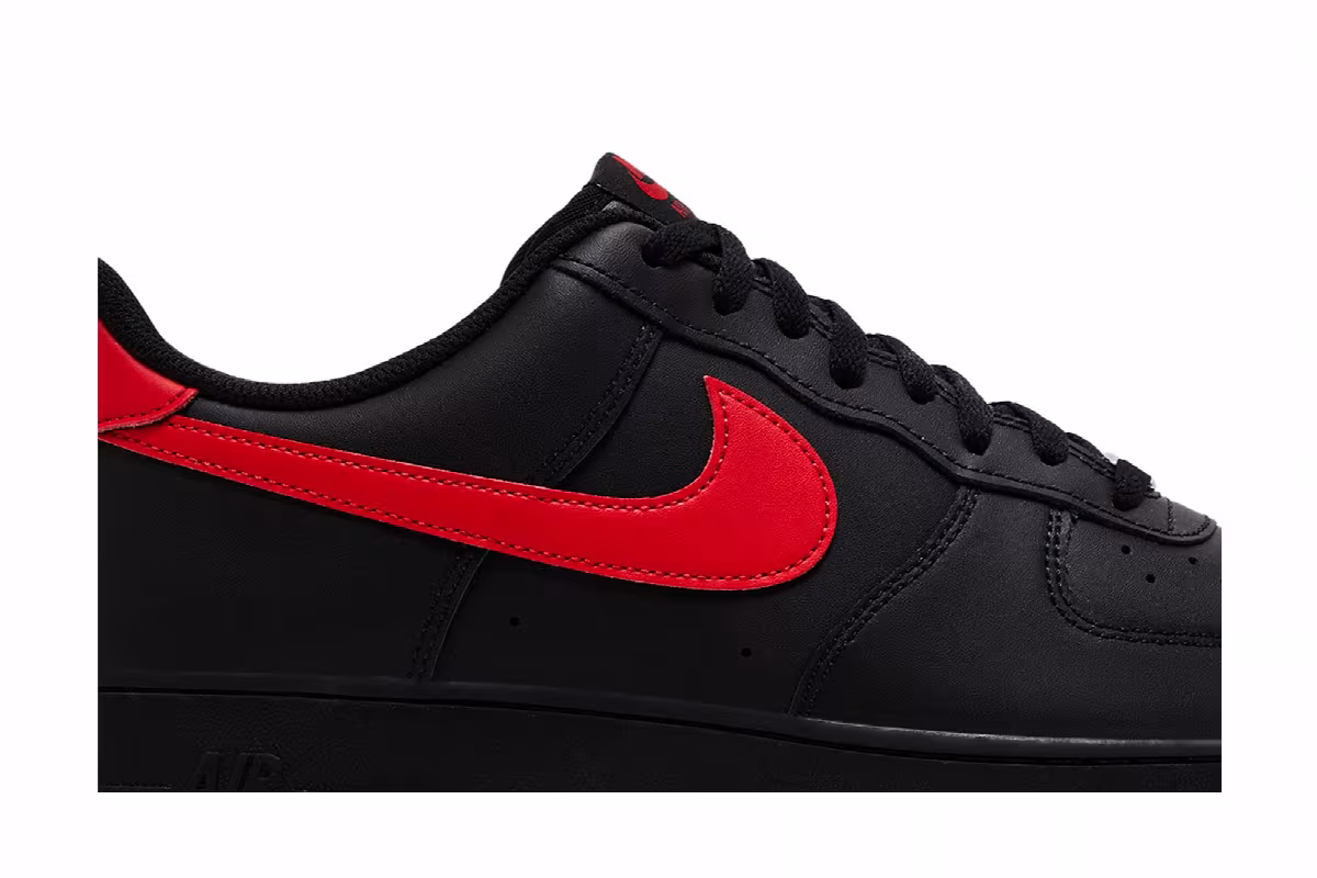 Nike Air Force 1 Bred, view 3