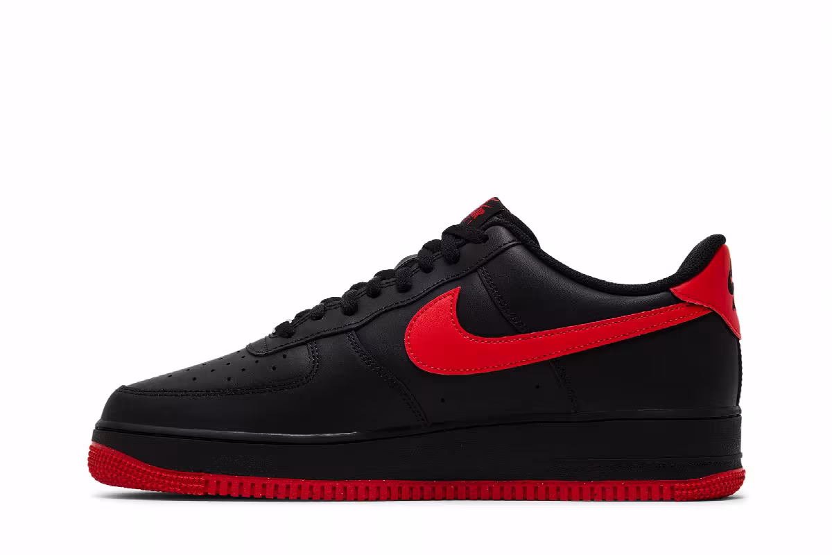 Nike Air Force 1 Bred, view 4