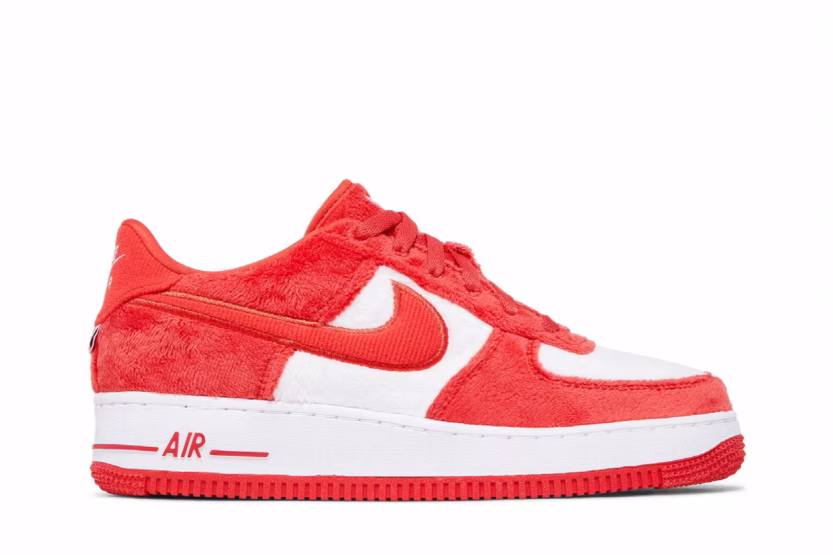 Nike Air Force 1 Low GS Valentine's Day 2024, view 2