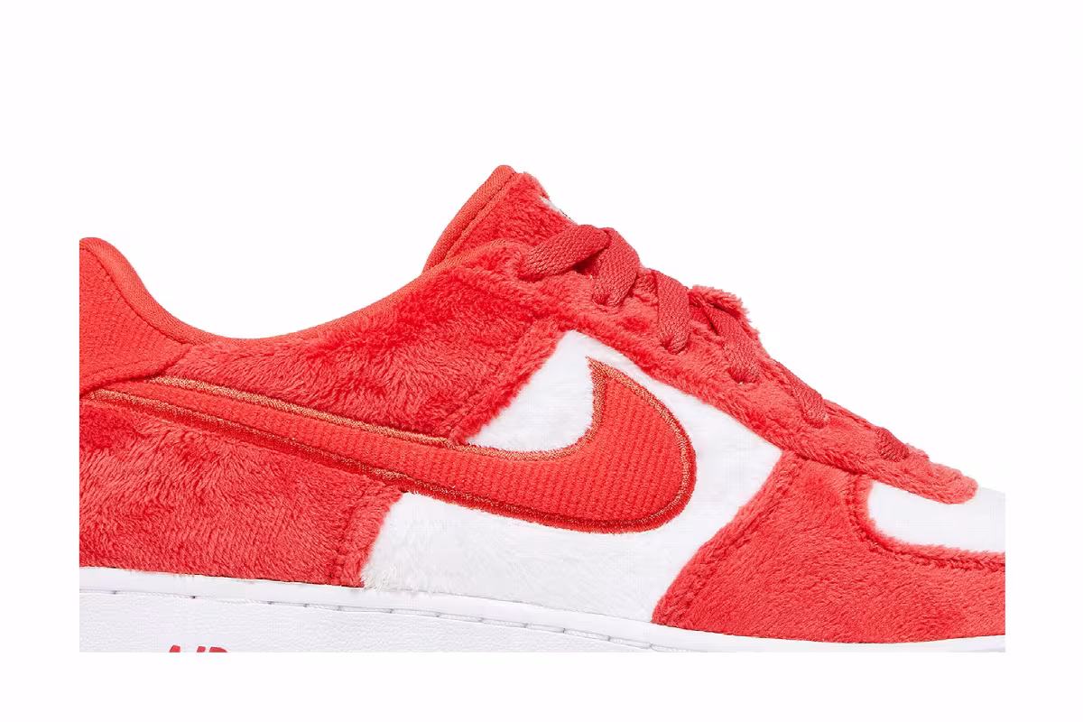 Nike Air Force 1 Low GS Valentine's Day 2024, view 3