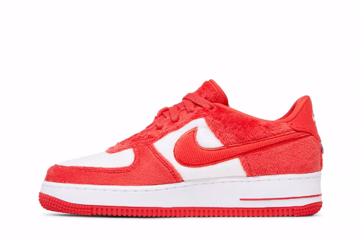 Nike Air Force 1 Low GS Valentine's Day 2024, view 4