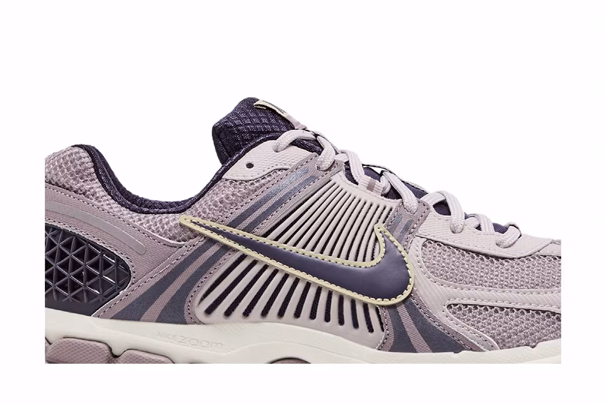 Nike Men's Air Zoom Vomero 5 Platinum Violet Gold, view 3
