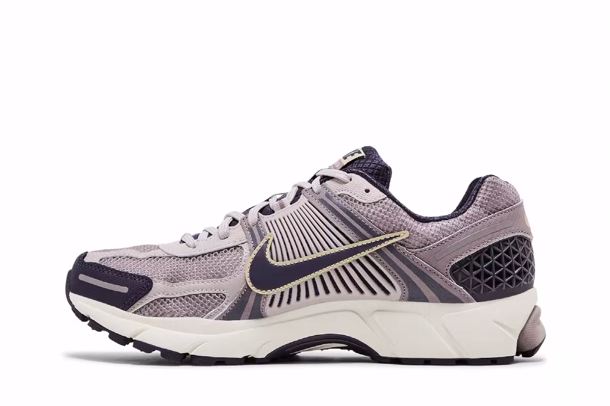 Nike Men's Air Zoom Vomero 5 Platinum Violet Gold, view 4