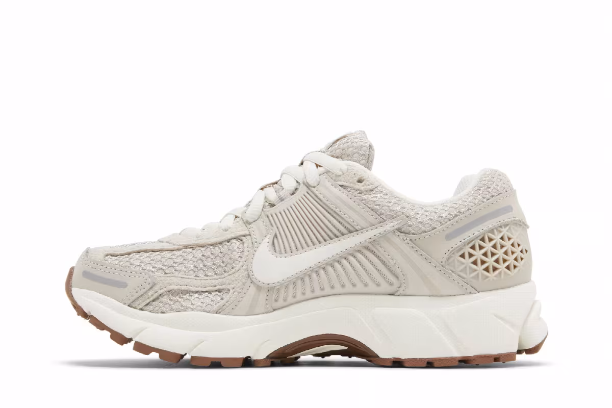 Nike Women's Air Zoom Vomero 5 Light Orewood Brown, view 4