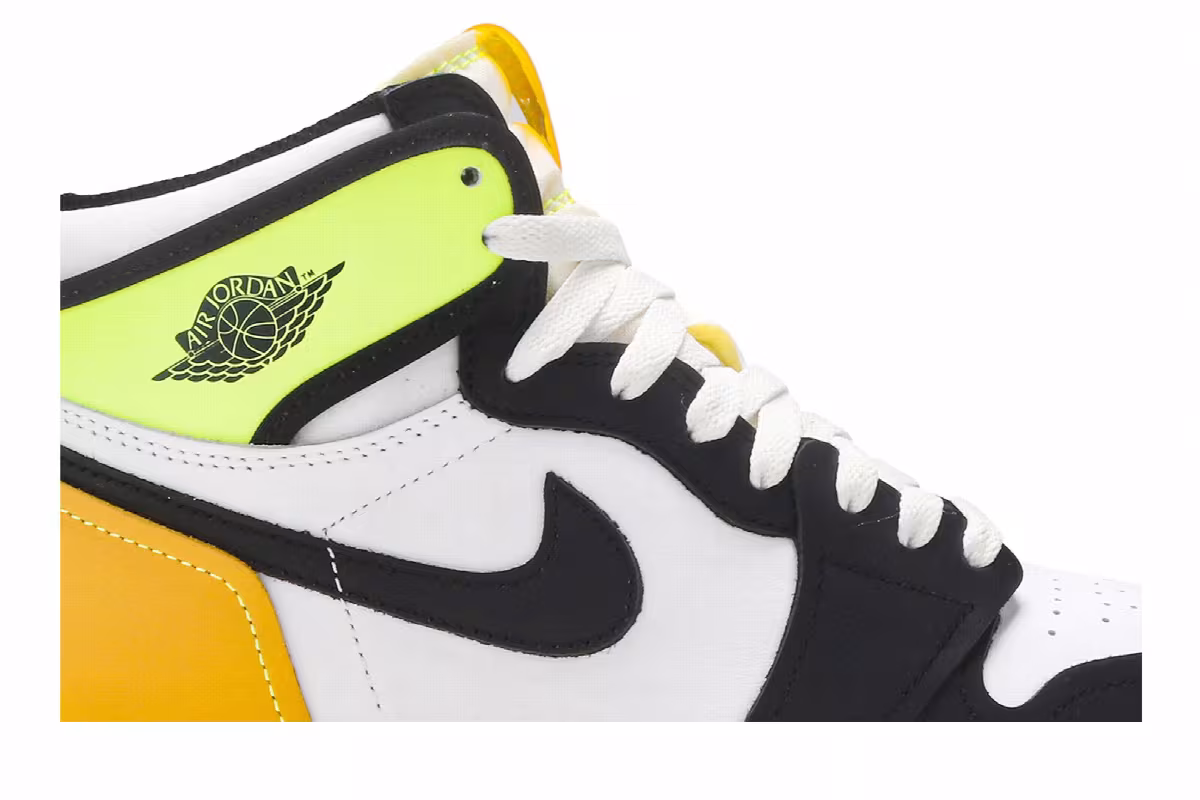 Air Jordan 1 High OG GS Volt Gold, view 3