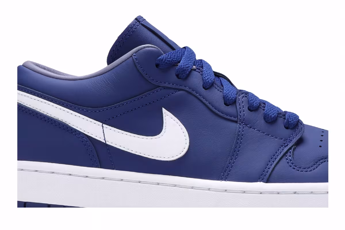 Women's Air Jordan 1 Low SE Deep Royal Blue, view 3