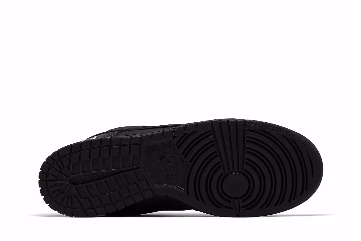 Supreme x Nike Dunk Low SB Black, view 5