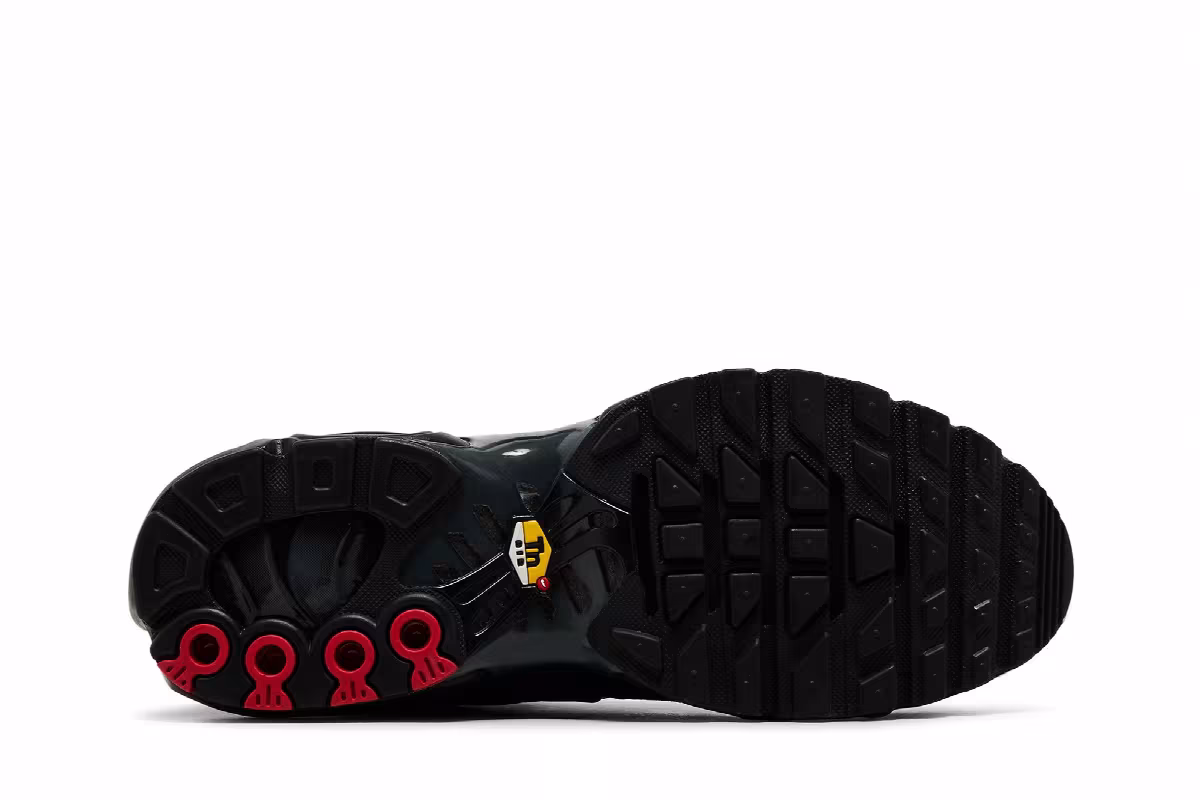 Nike Air Max Plus Black Gradient Red, view 5