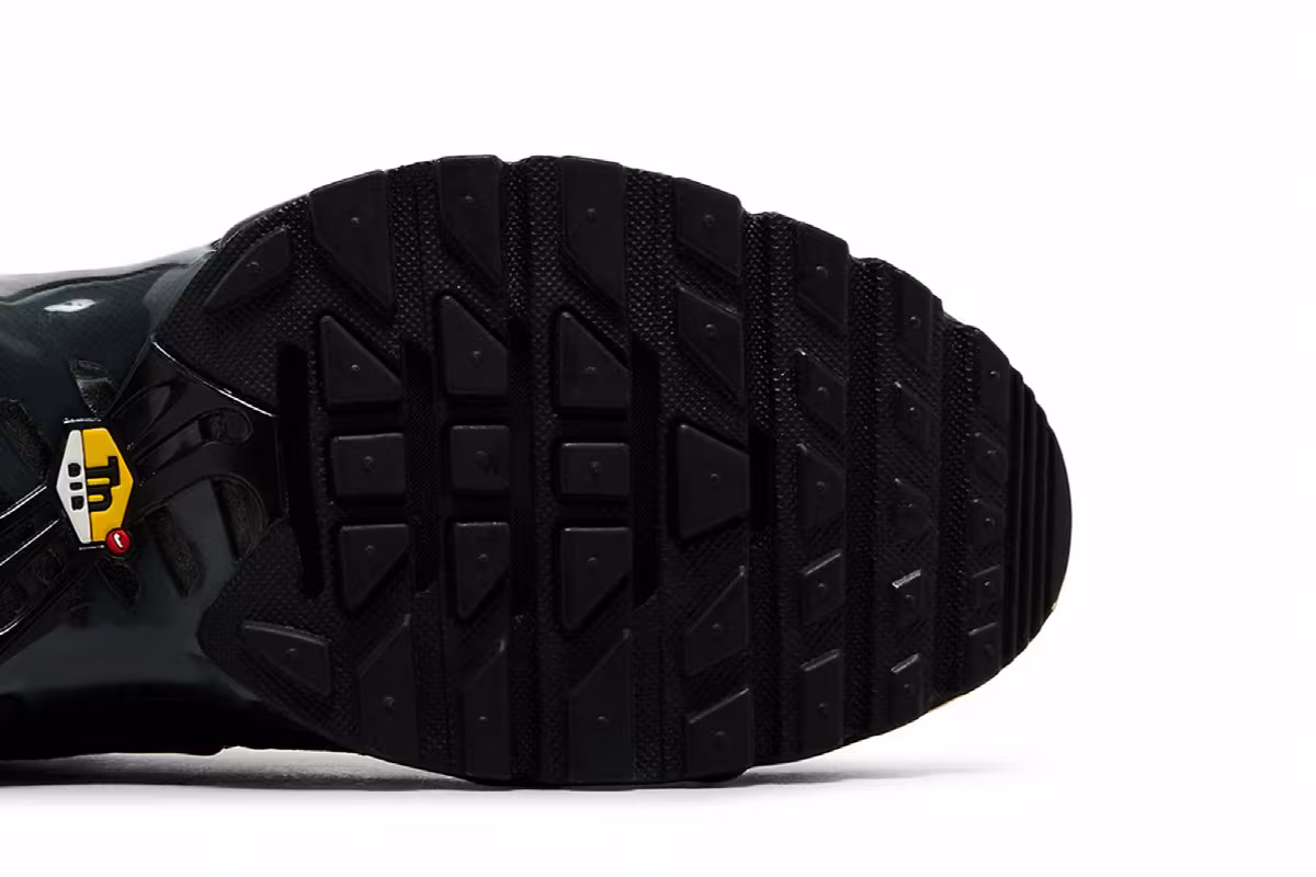 Nike Air Max Plus Black Gradient Red, view 6