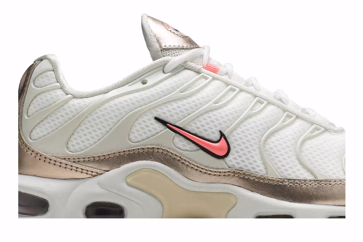 Nike Women's Air Max Plus Light Orewood Brown, view 3