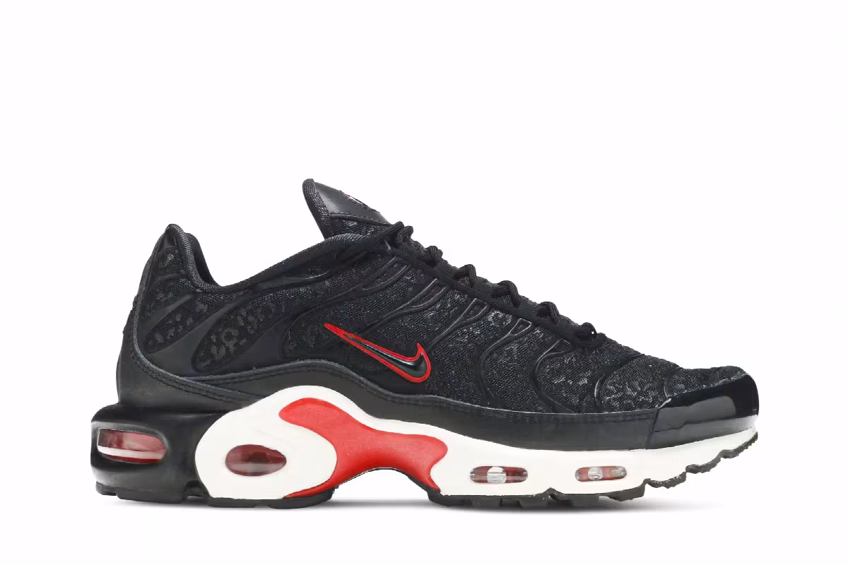 Nike Women's Air Max Plus TN Black Red, view 2
