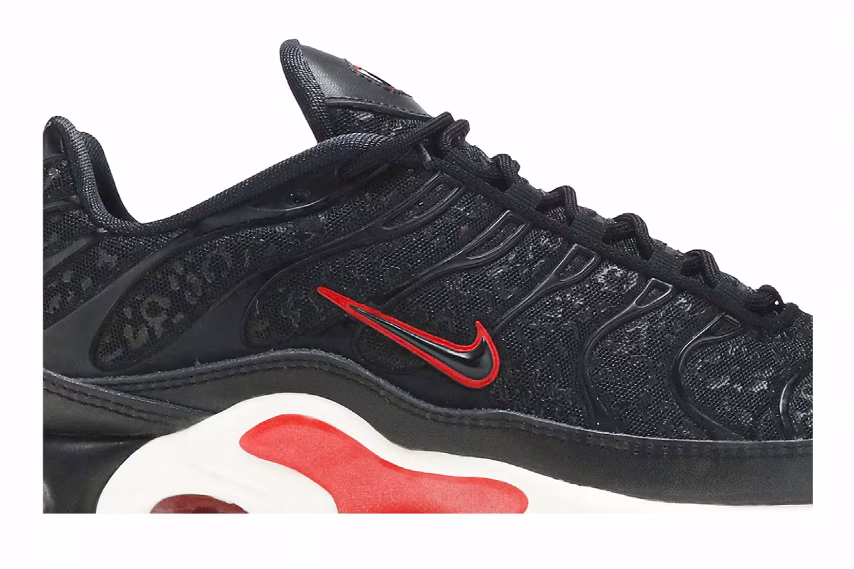 Nike Women's Air Max Plus TN Black Red, view 3
