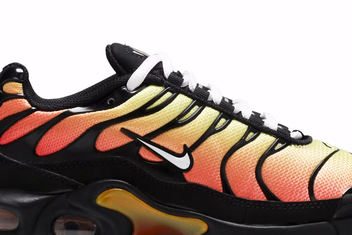 Nike Air Max Plus GS Black Habanero Red, view 3