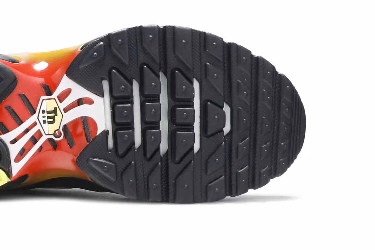 Nike Air Max Plus GS Black Habanero Red, view 6
