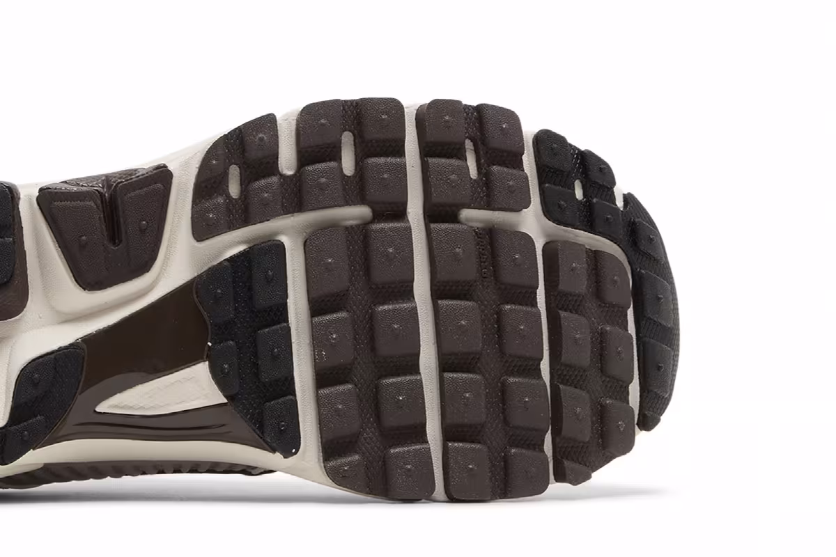 Nike Women's Air Zoom Vomero 5 Phantom, view 6