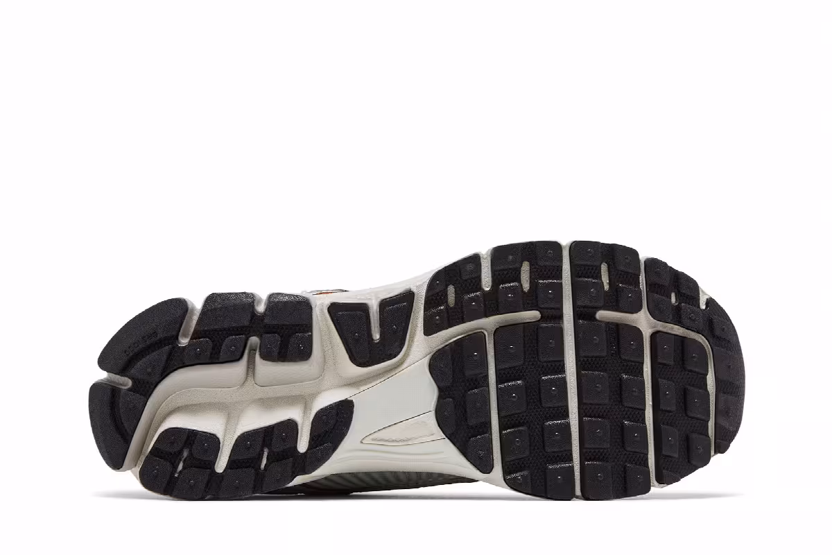 Nike Women's Air Zoom Vomero 5 Light Silver Chrome, view 5