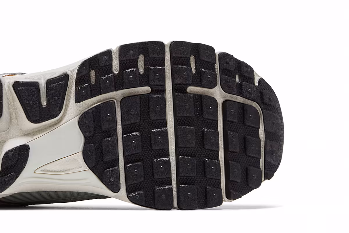 Nike Women's Air Zoom Vomero 5 Light Silver Chrome, view 6
