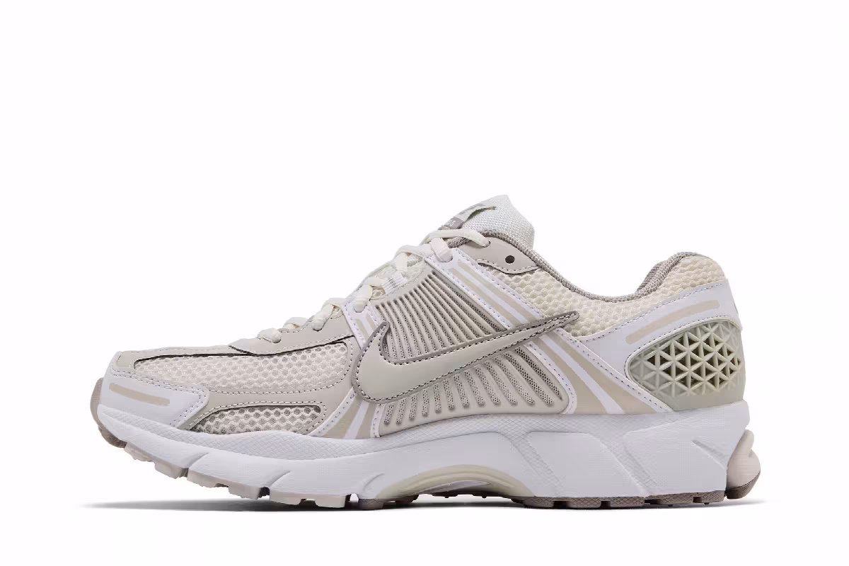 Nike Women's Air Zoom Vomero 5 Light Bone, view 4