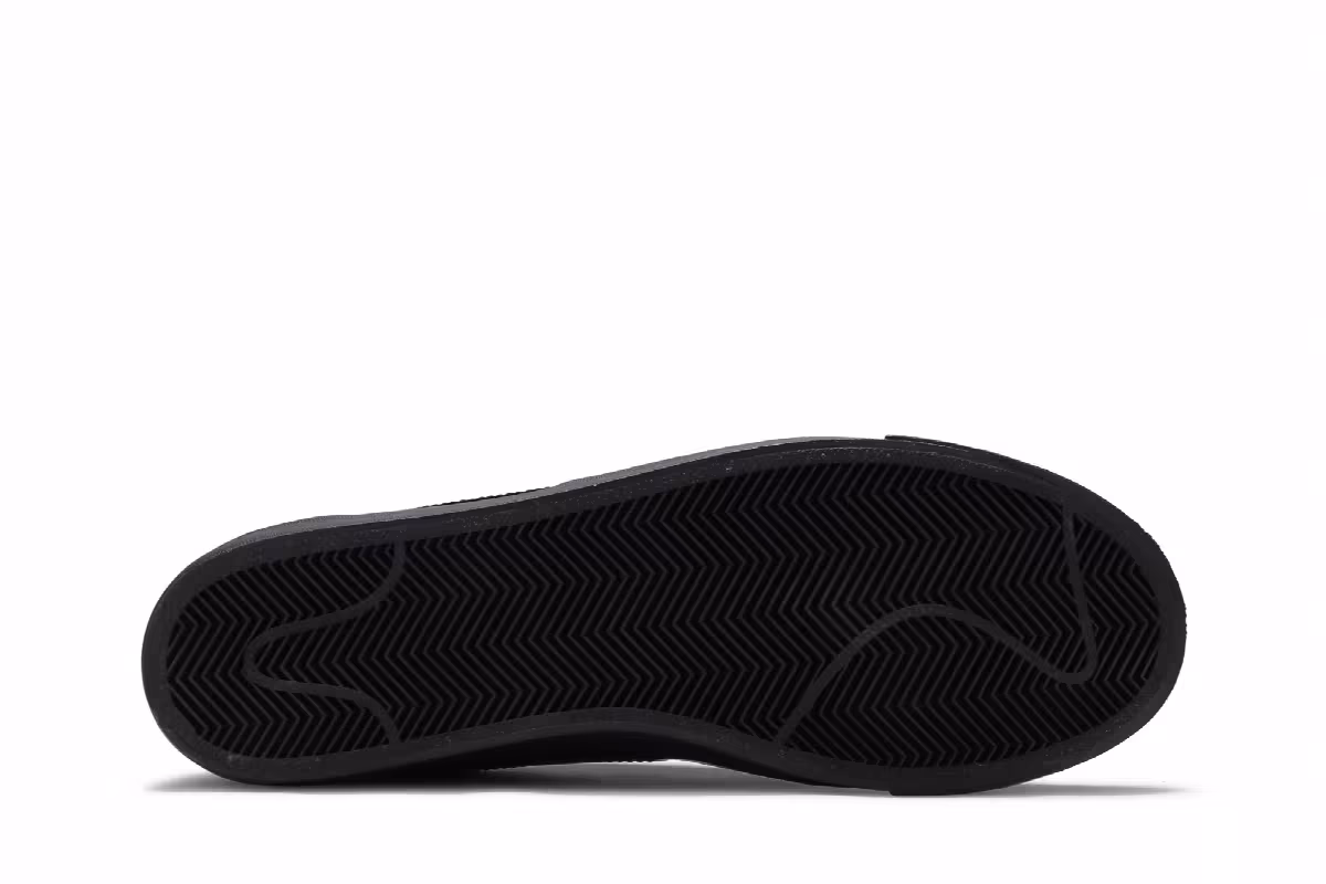 Nike Blazer Low LE Triple Black, view 5