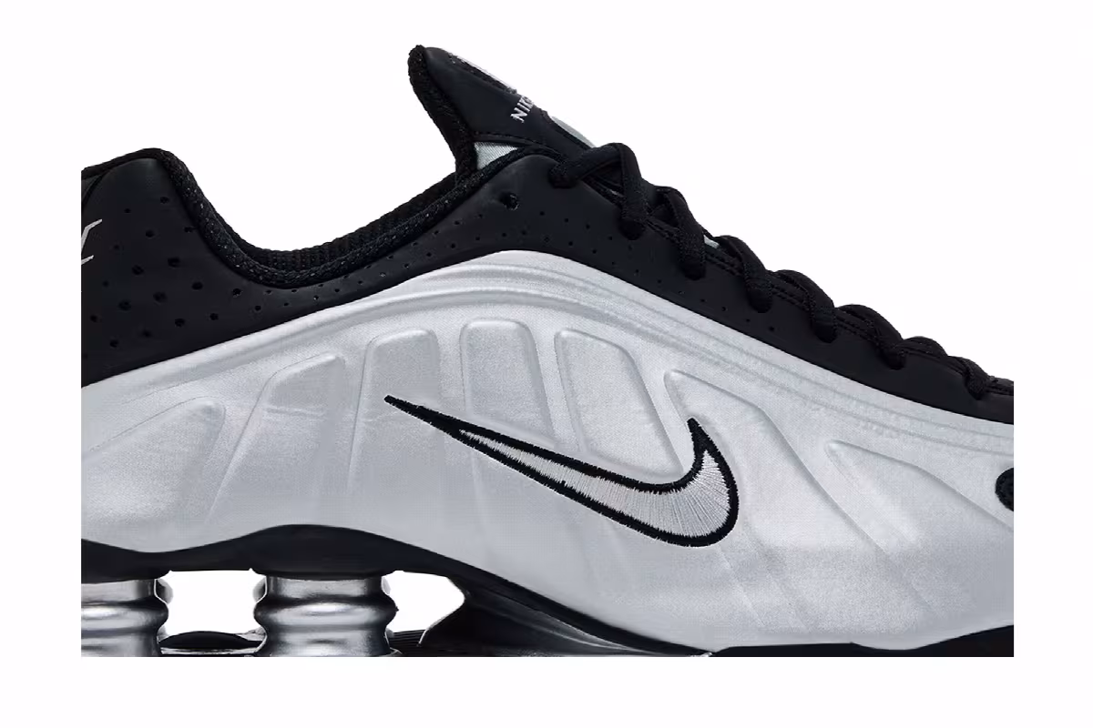 Nike Shox R4 Metallic Silver Black, view 3