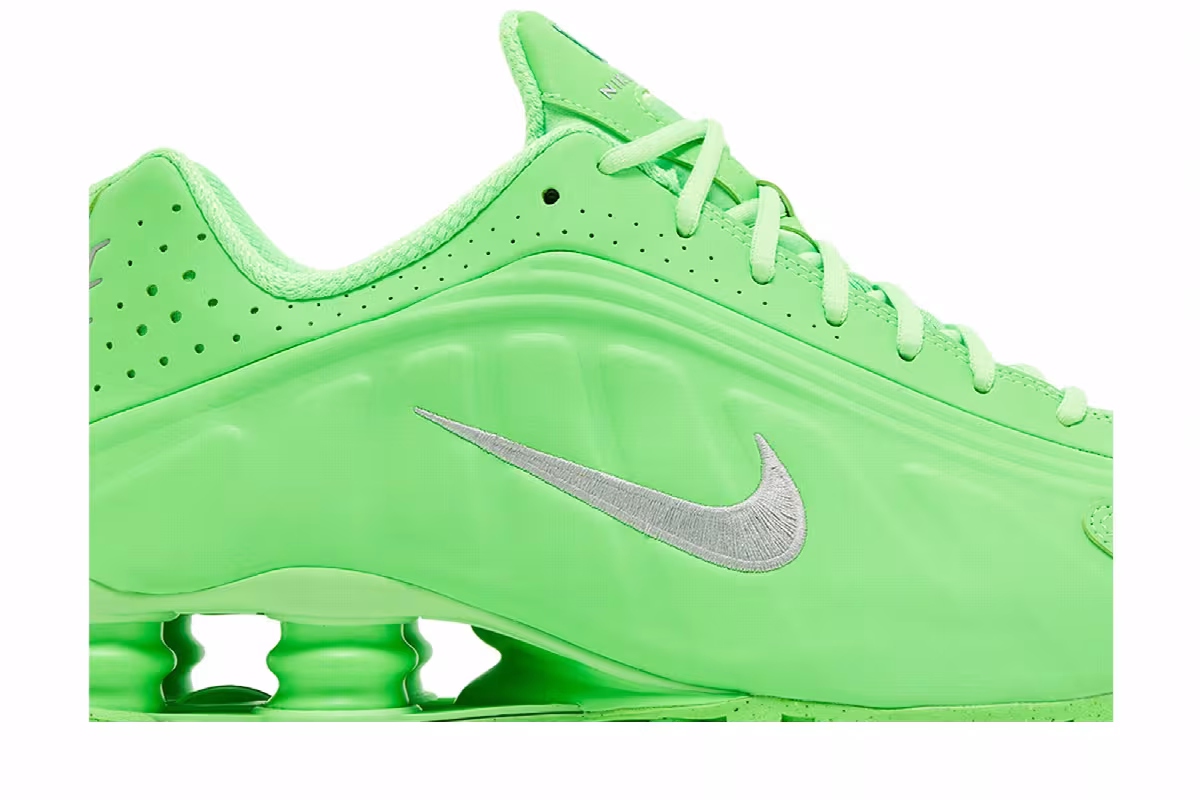 Nike Women's Shox R4 Green Strike, view 3