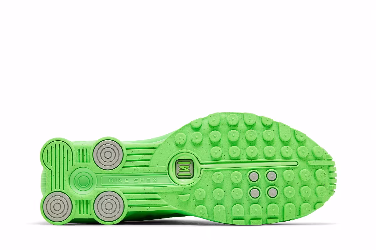 Nike Women's Shox R4 Green Strike, view 5