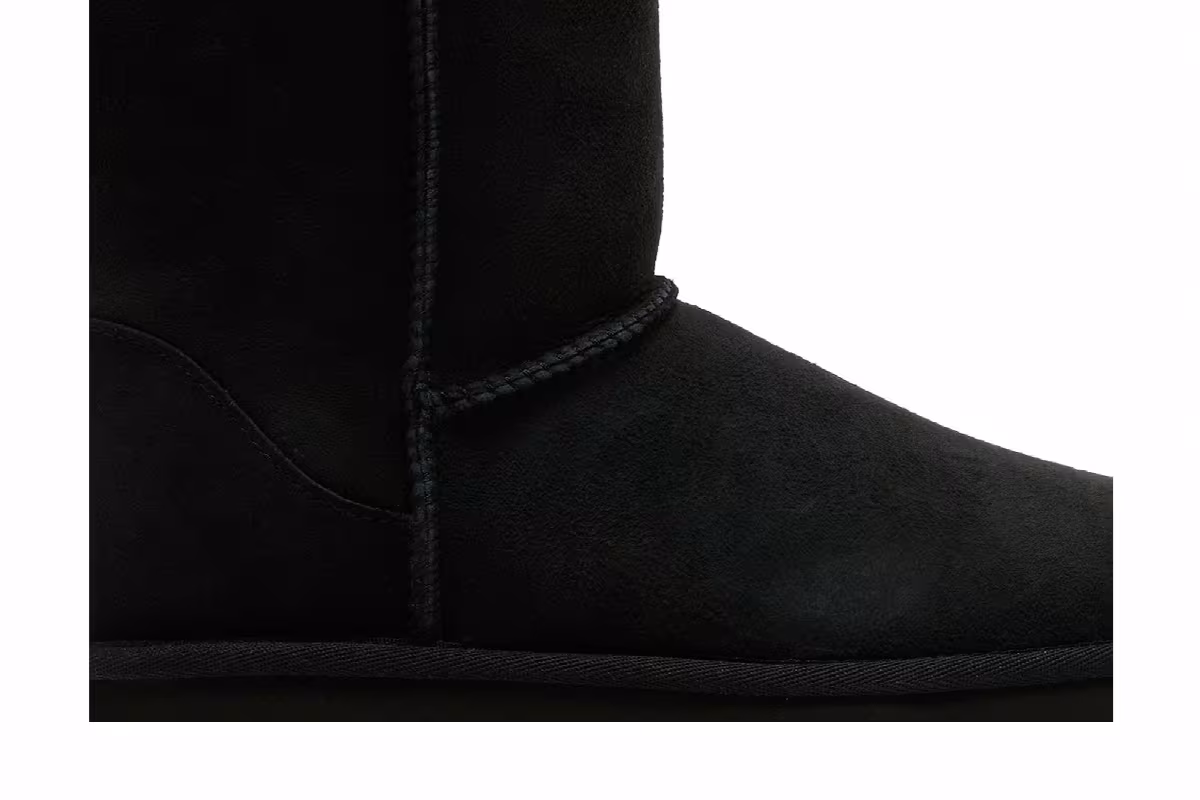 UGG Women's Classic Short II Black, view 3