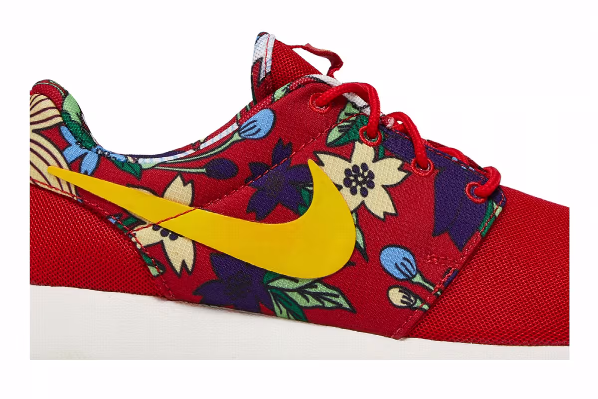 Nike Women's Roshe One Print Aloha Pack, view 3