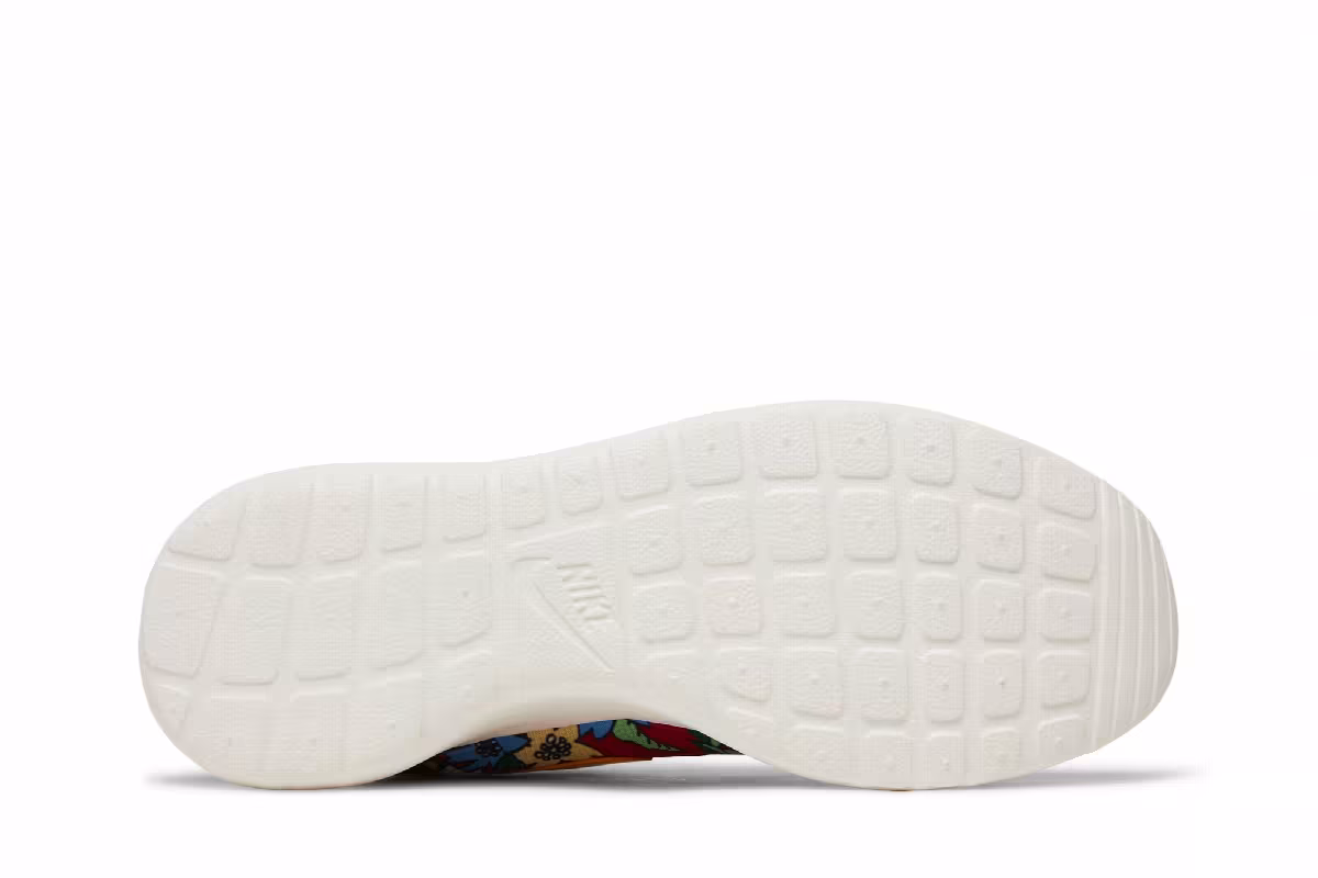 Nike Women's Roshe One Print Aloha Pack, view 5