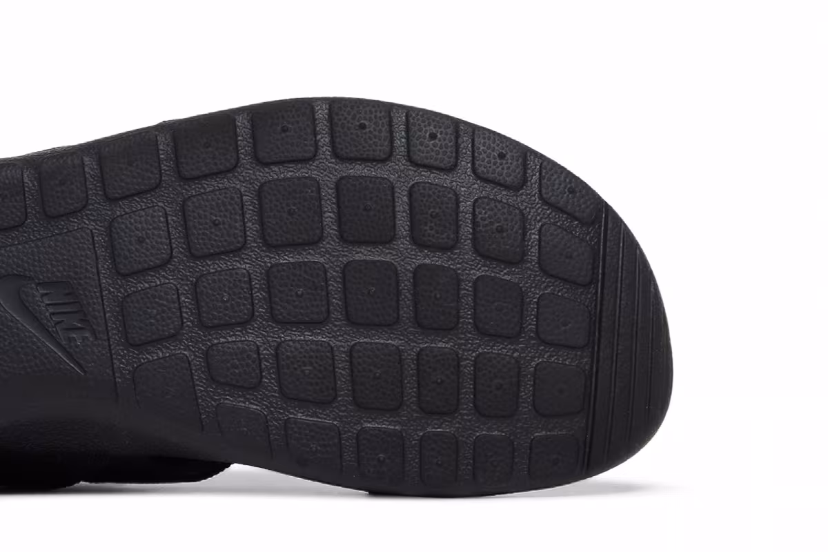 Nike Women's Roshe One Sandal Black, view 6