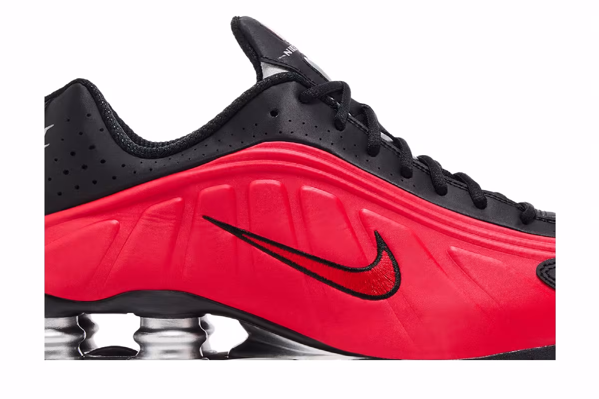 Nike Shox R4 University Red Black, view 3