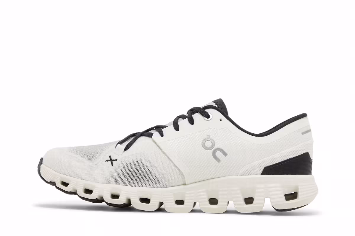 ON Women's Cloud X 3 White Black, view 4