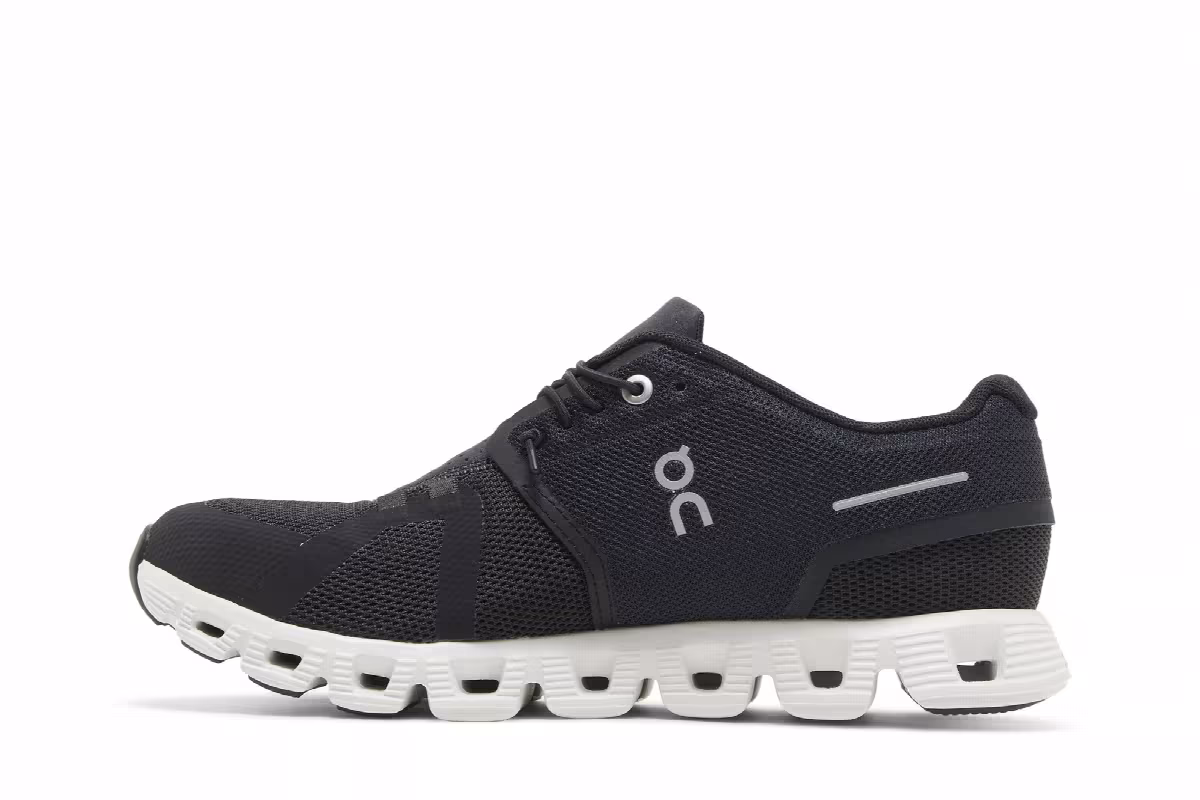 ON Women's Cloud 5 Black White, view 4