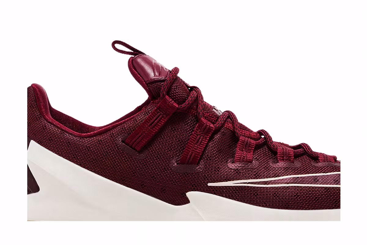 Nike LeBron 13 Low Team Red, view 3