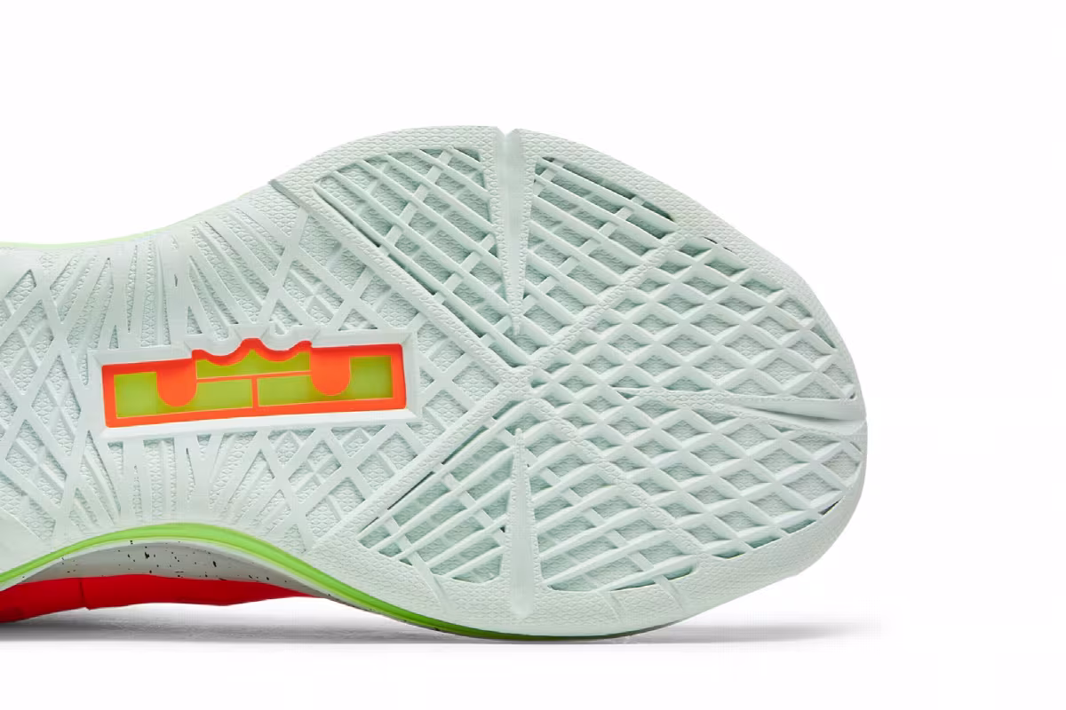 Nike LeBron 10 GS Bright Crimson, view 6