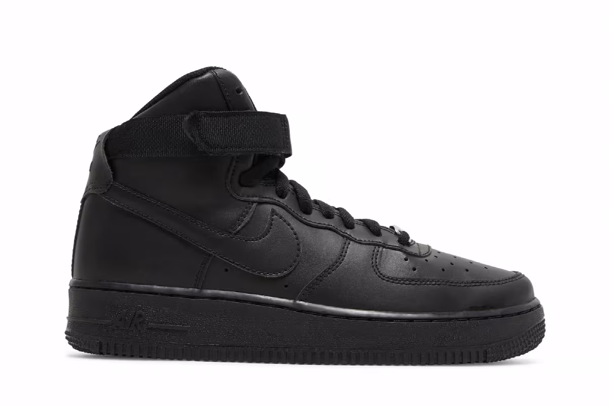 Air Jordan Air Force 1 High LE GS Triple Black, view 2