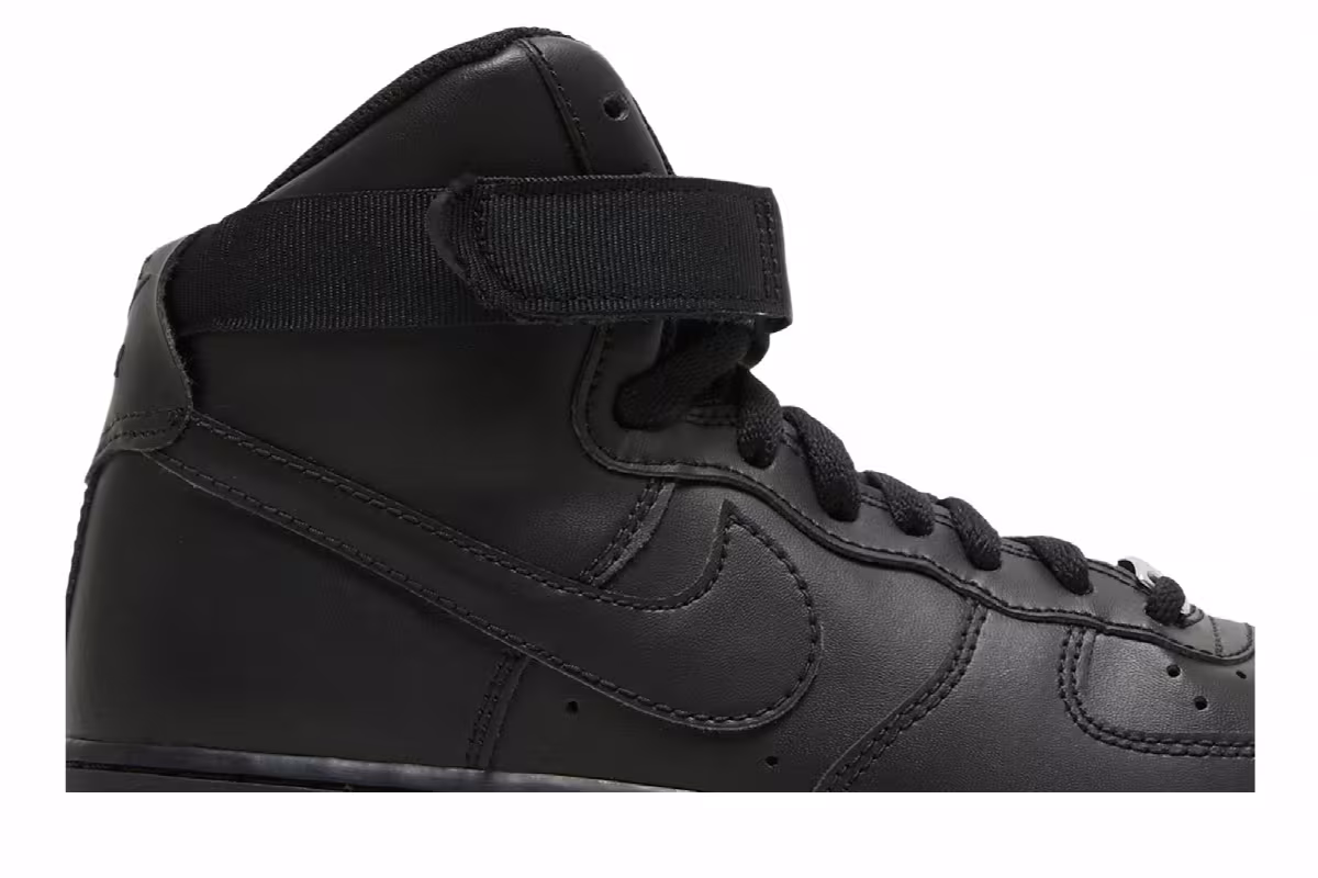 Air Jordan Air Force 1 High LE GS Triple Black, view 3