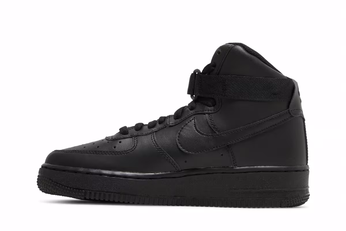 Air Jordan Air Force 1 High LE GS Triple Black, view 4