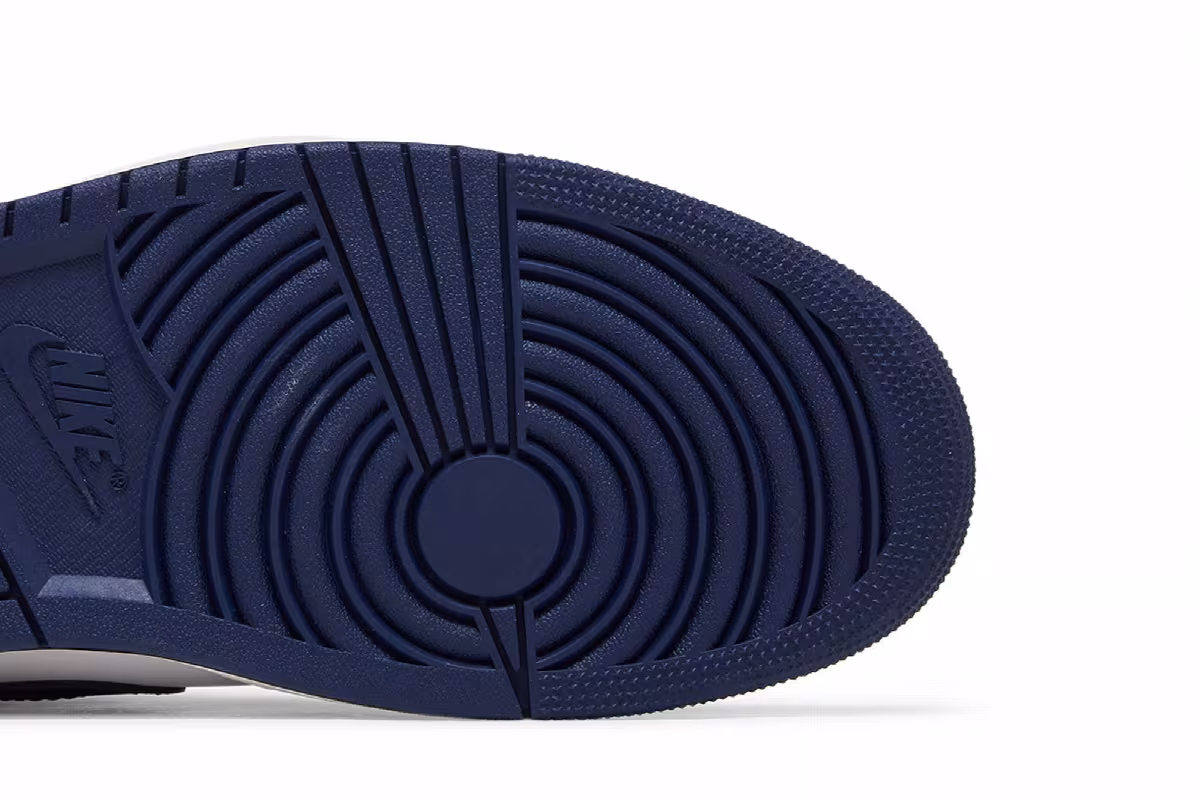 Air Jordan 1 High OG Midnight Navy, view 6