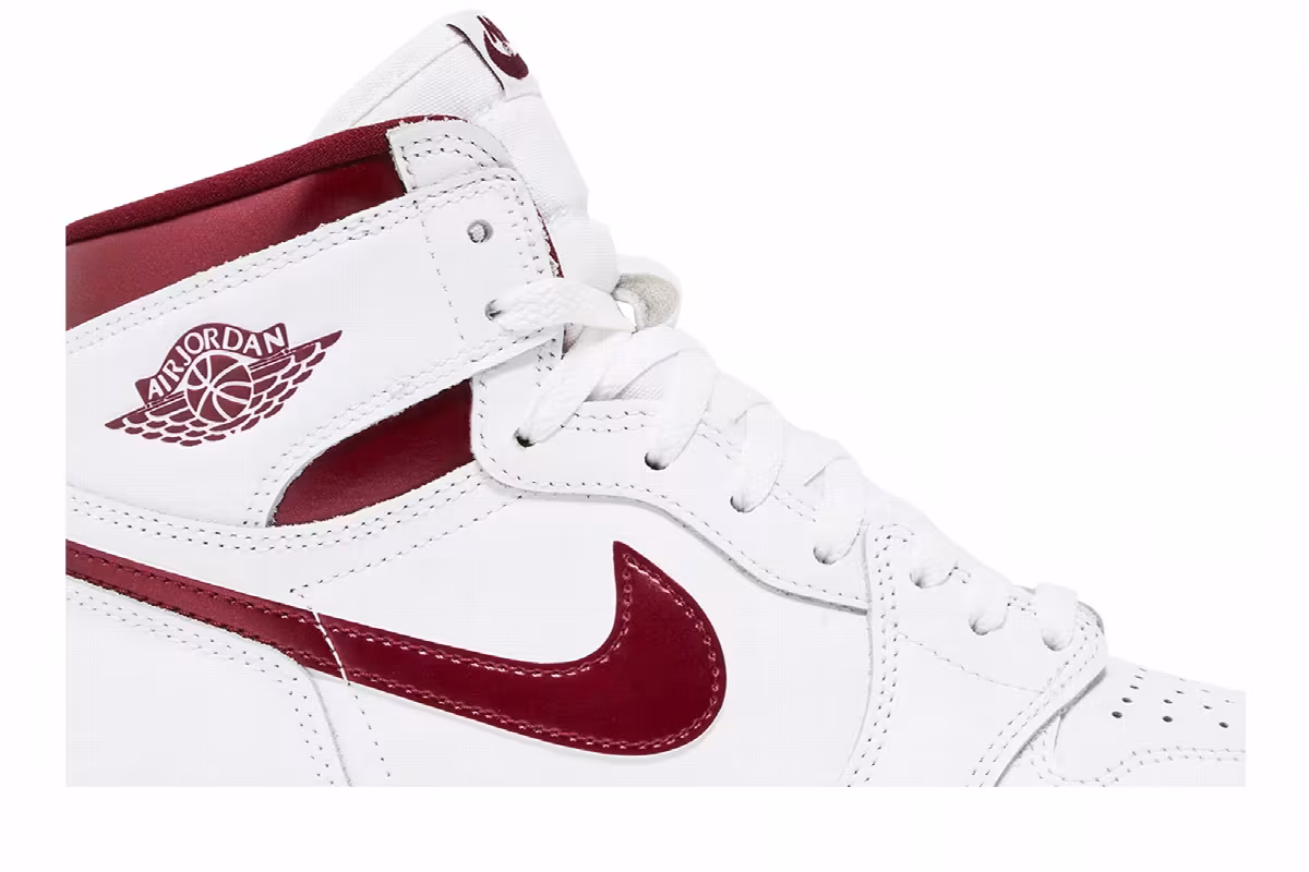 Air Jordan 1 High Metallic Burgundy, view 3