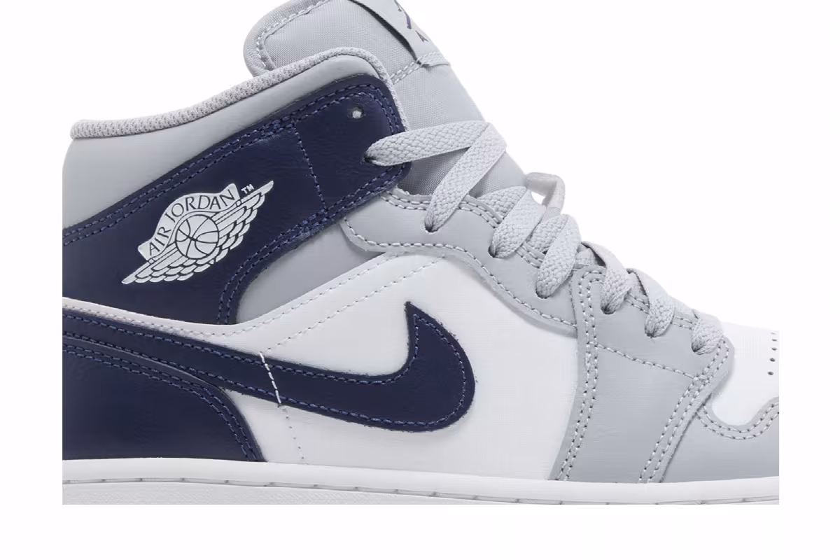 Air Jordan 1 Mid Wolf Grey Midnight Navy, view 3