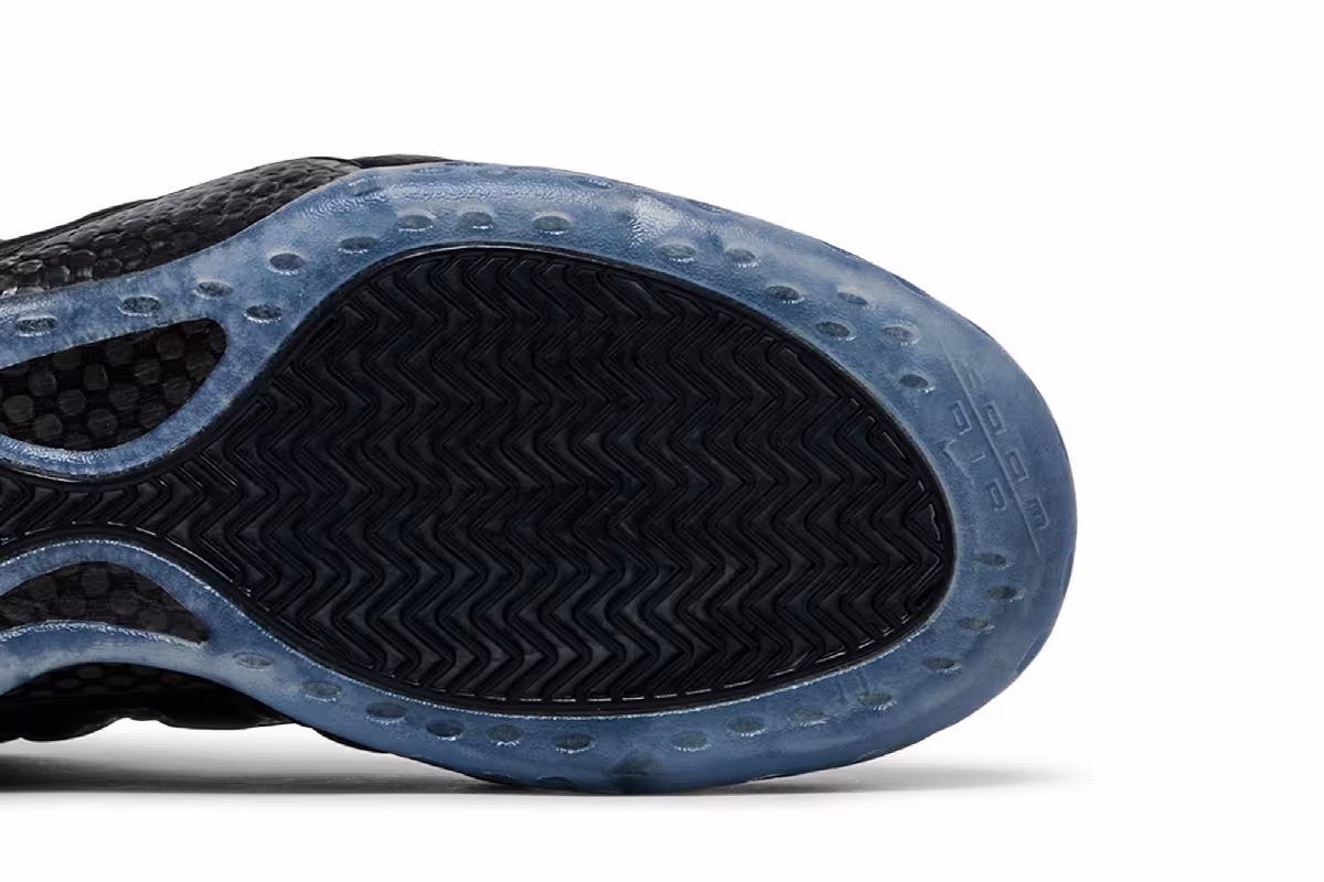 Nike Air Foamposite One Carbon Fiber, view 6