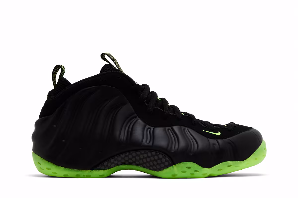 Nike Air Foamposite One Black Volt, view 2