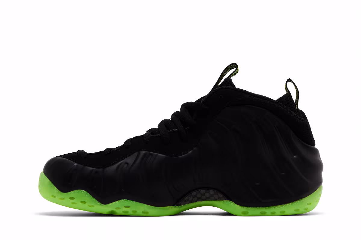 Nike Air Foamposite One Black Volt, view 4