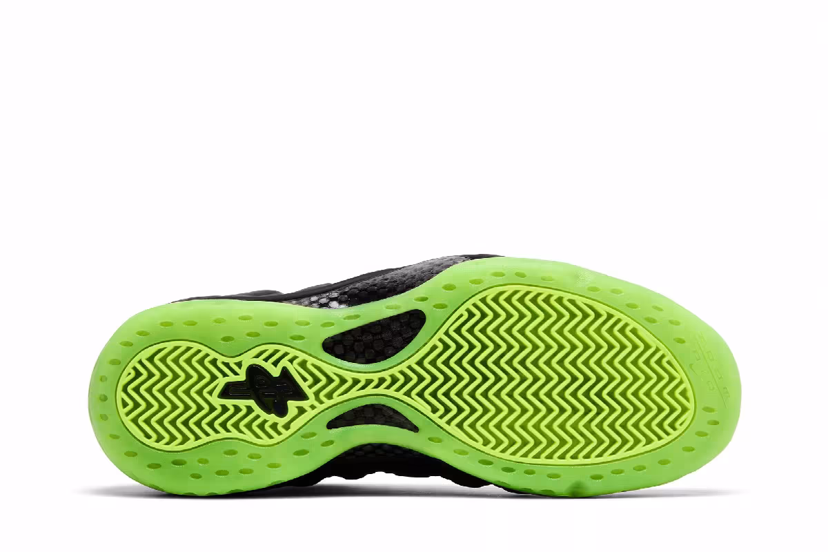 Nike Air Foamposite One Black Volt, view 5