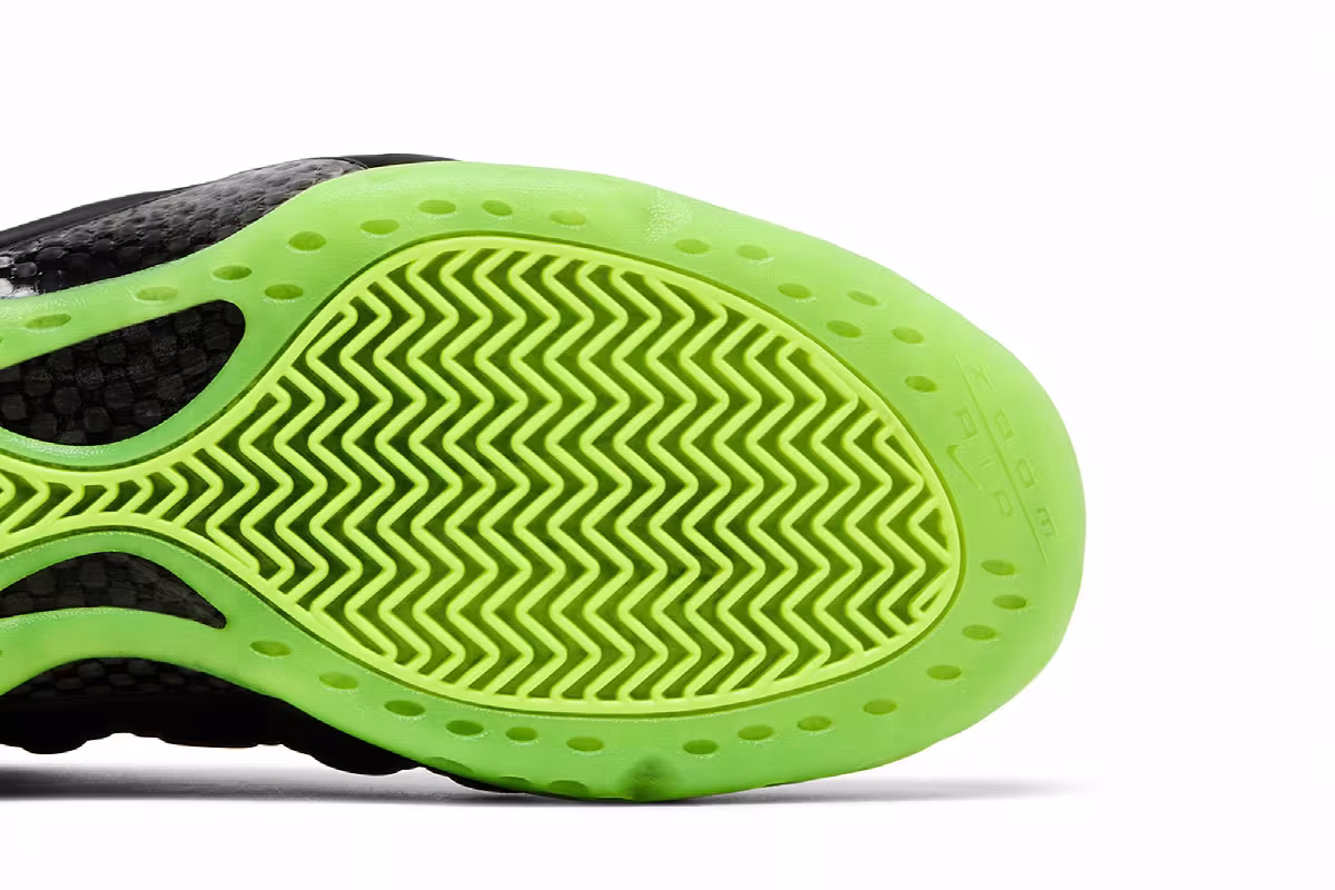 Nike Air Foamposite One Black Volt, view 6