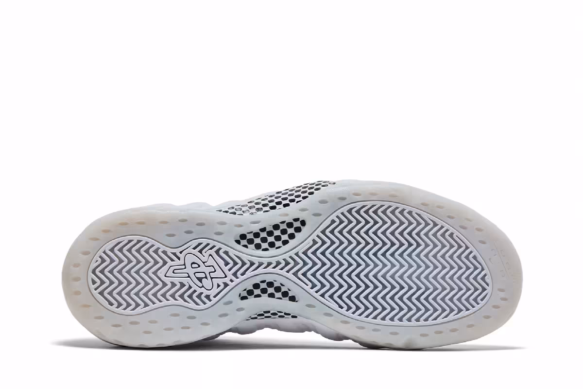 Nike Air Foamposite One Triple White, view 5