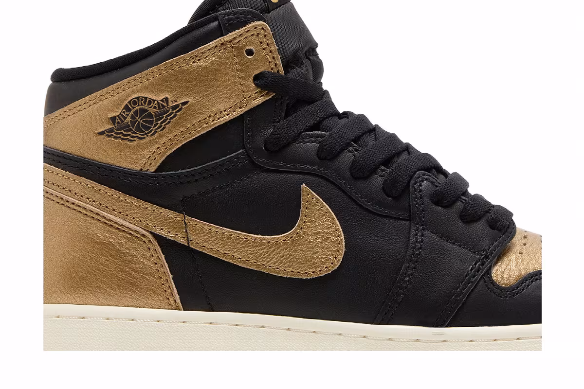 Air Jordan 1 High OG GS Black Gold, view 3