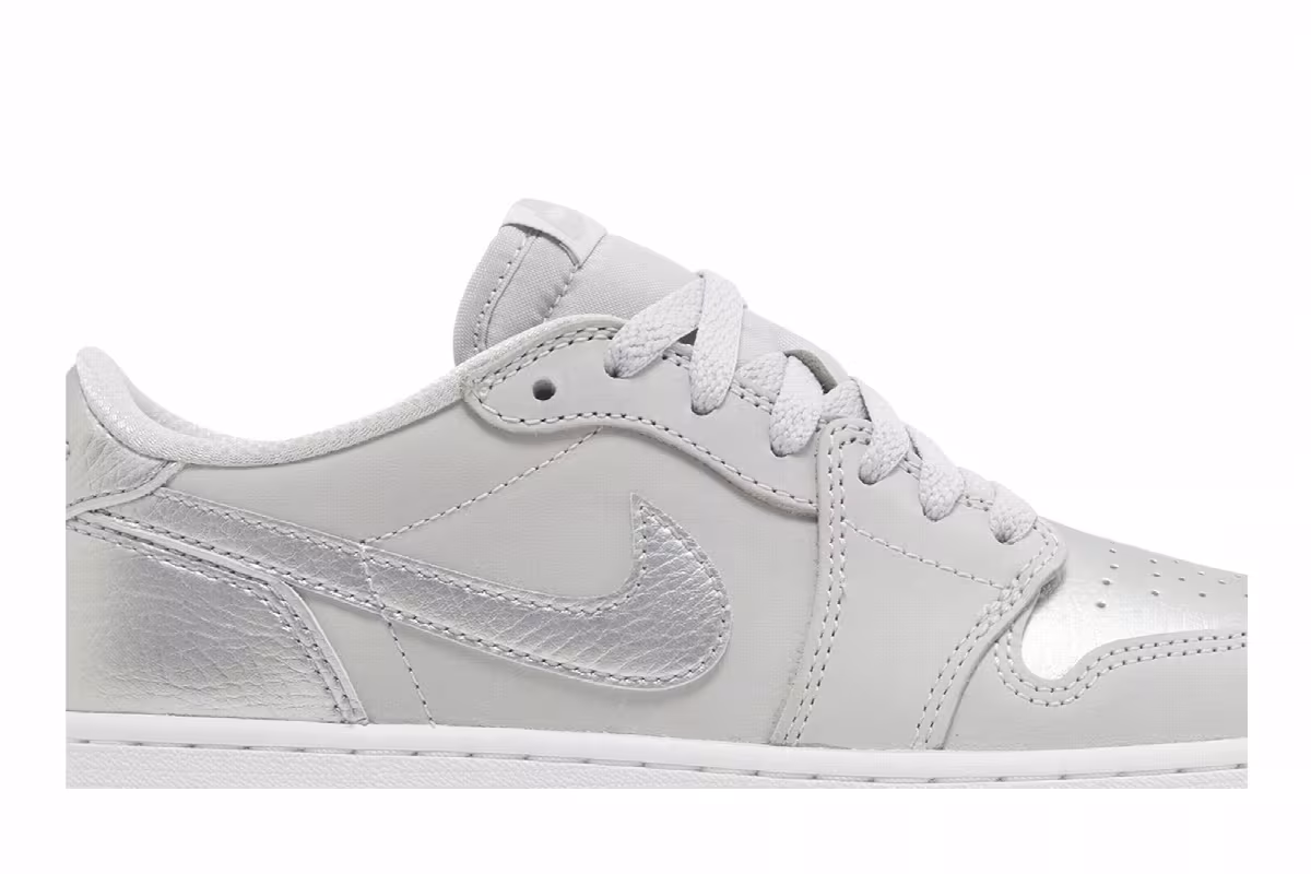 Air Jordan 1 Low OG GS Metallic Silver, view 3